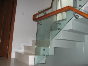 Cầu thang kính trụ dài tay vịn ghỗ VPS05